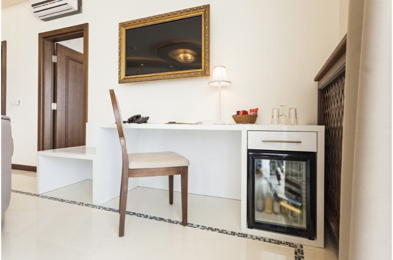 Imagine Amenajarea camerei de hotel cu un minibar