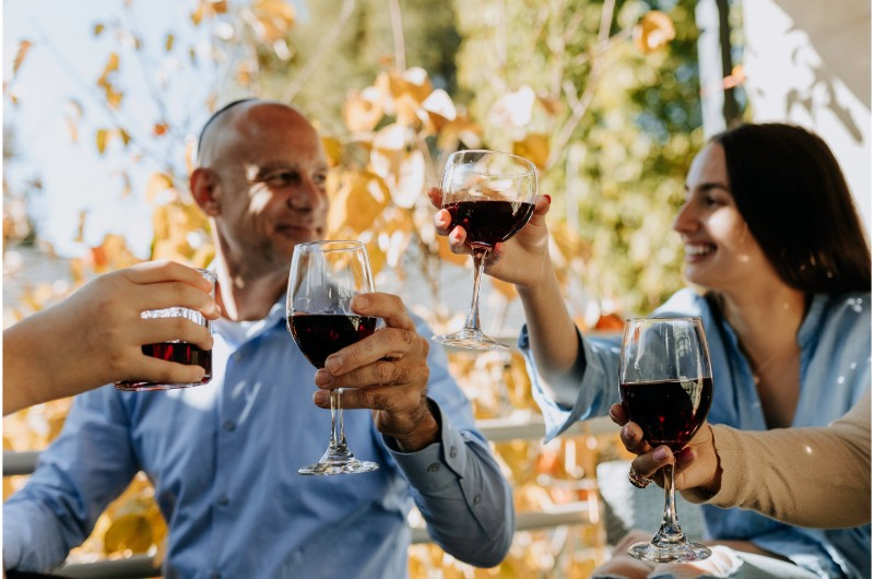 Imagine Cum cureți petele de vin roșu de pe haine? Trucuri și produse utile
