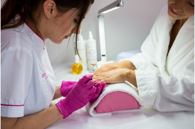 Imagine Igienizarea unui salon de manichiură: cum păstrezi totul impecabil