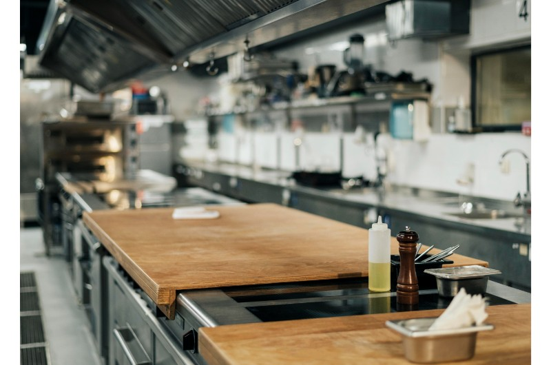 Imagine Cu ce se curăță mobila de bucătărie din restaurant: 6 produse profesionale recomandate