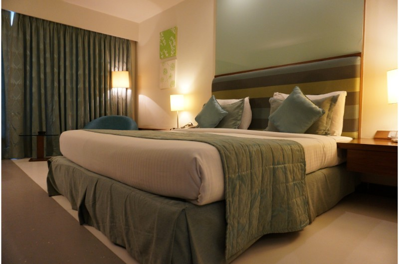 Imagine Spălarea perdelelor și draperiilor hoteliere. Sfaturi utile și produse recomandate