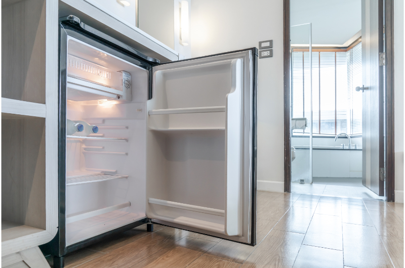 Imagine Amenajarea camerei de hotel cu un minibar: Sfaturi și produse recomandate