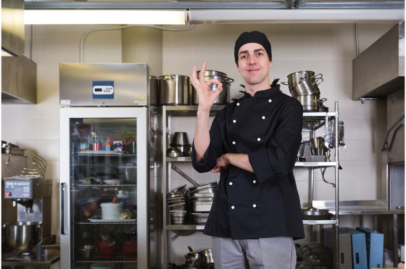 Imagine Cum să cureți frigiderul din bucătăria unui restaurant: Reguli și produse recomandate