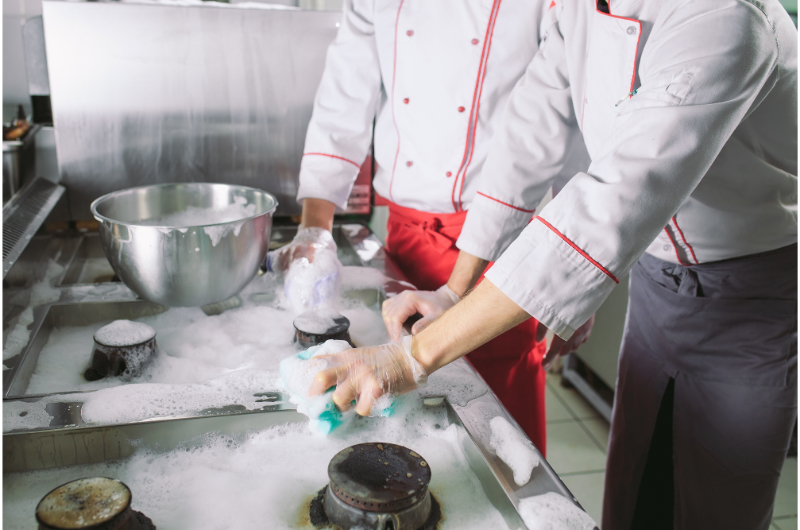 Imagine Metode eficiente de curățare a aragazului din bucătăria unui restaurant