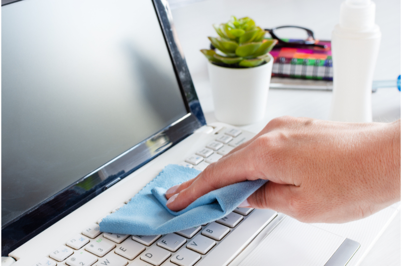 Imagine Curățarea tastaturii laptopului pentru un mediu de lucru sănătos și productiv