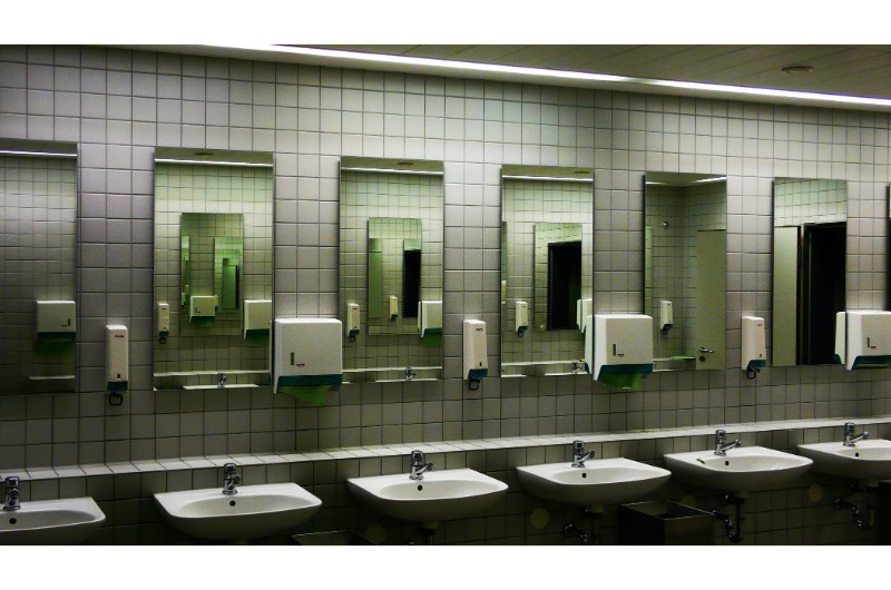 pavement Puzzled Rainbow Igienizarea toaletelor publice: tot ce trebuie să știi - IgienaPHS